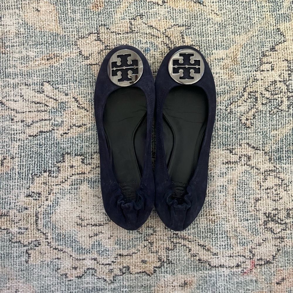 Tory Burch flats
Navy blue suede
Size 9